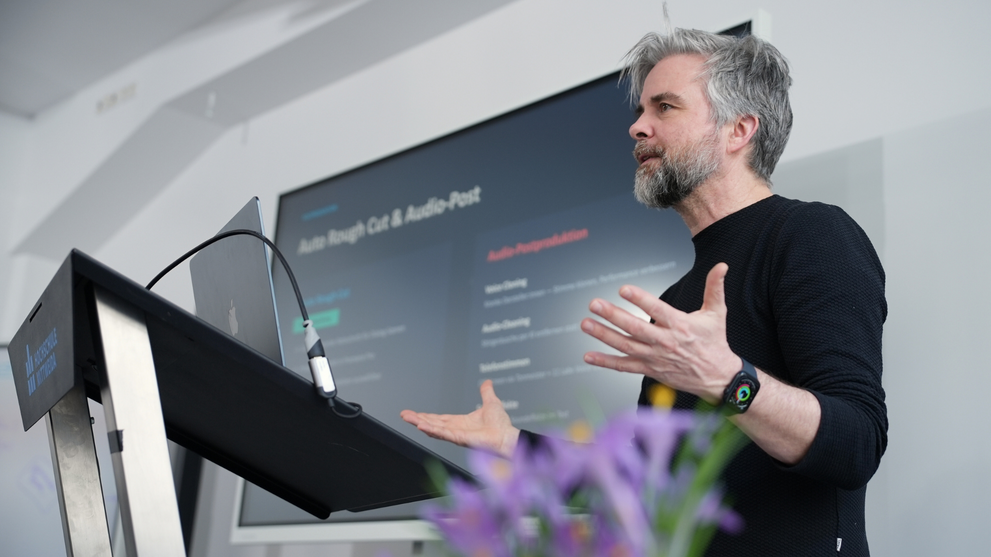 Daniel Lwowski giving a talk on AI at the UFA