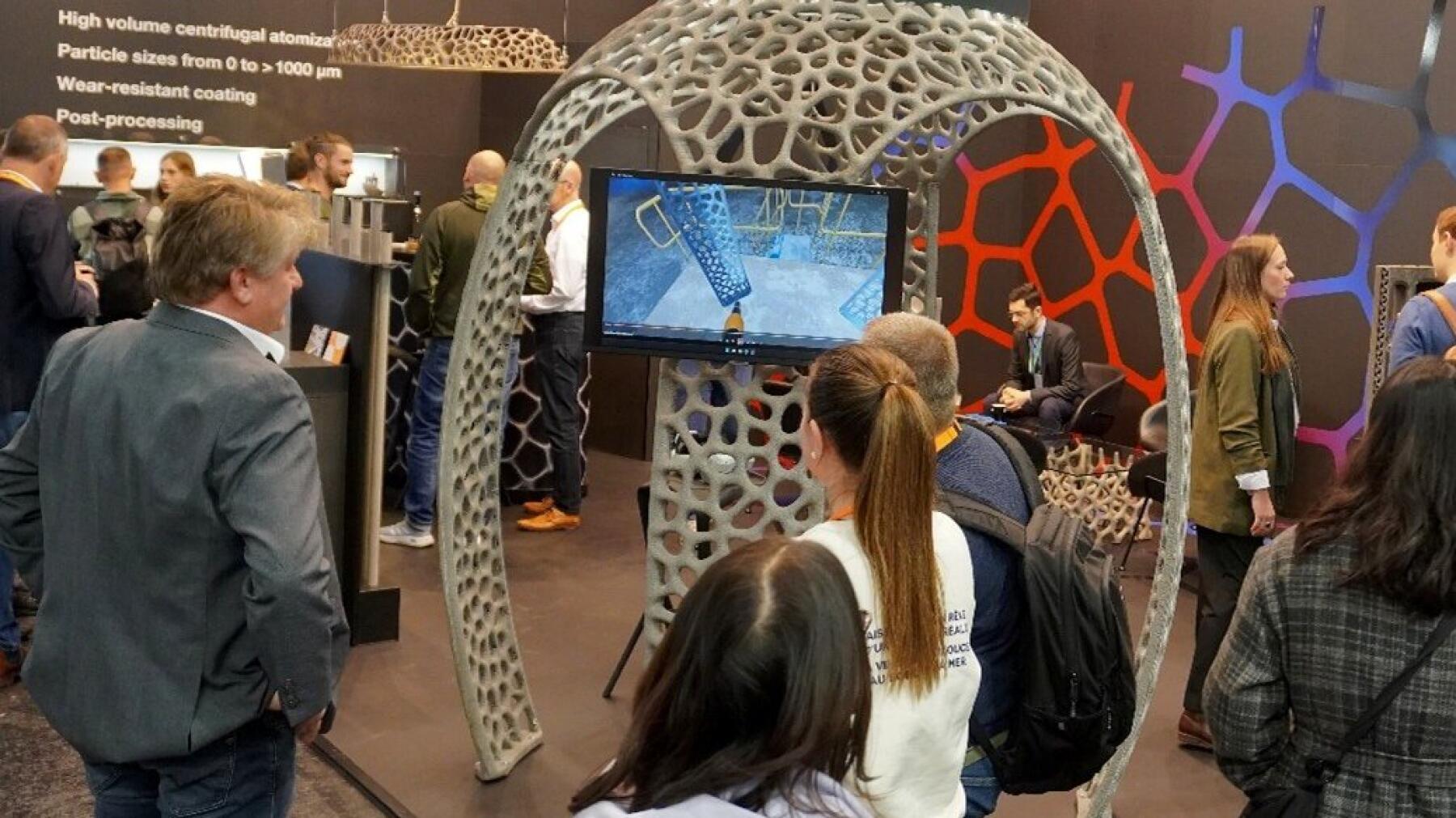 Personen an einem Messestand