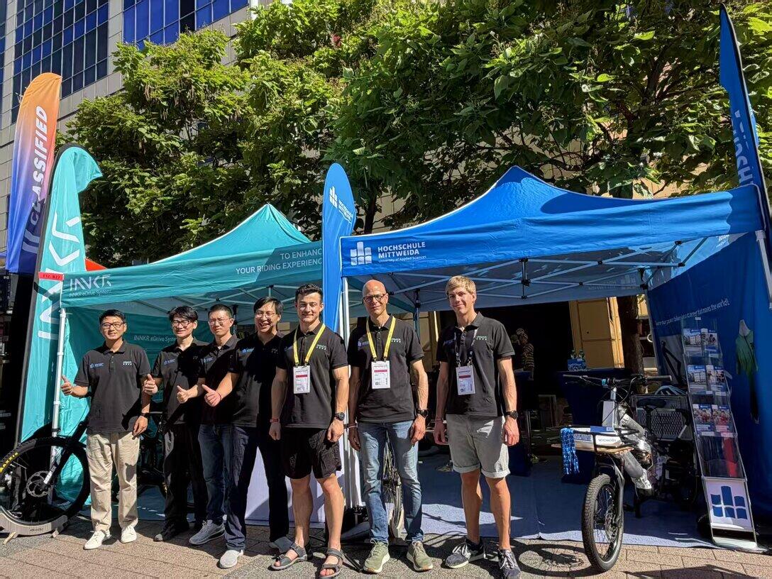 Gruppenbild vor Pavillons