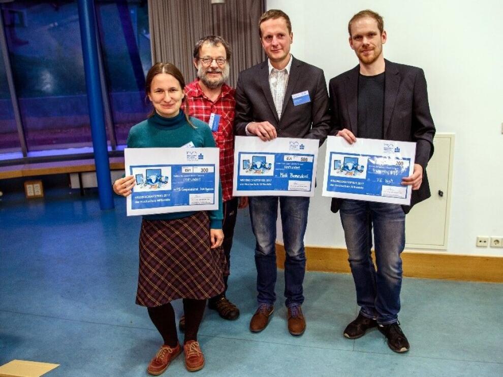 Vier Personen stehen nebeneinander