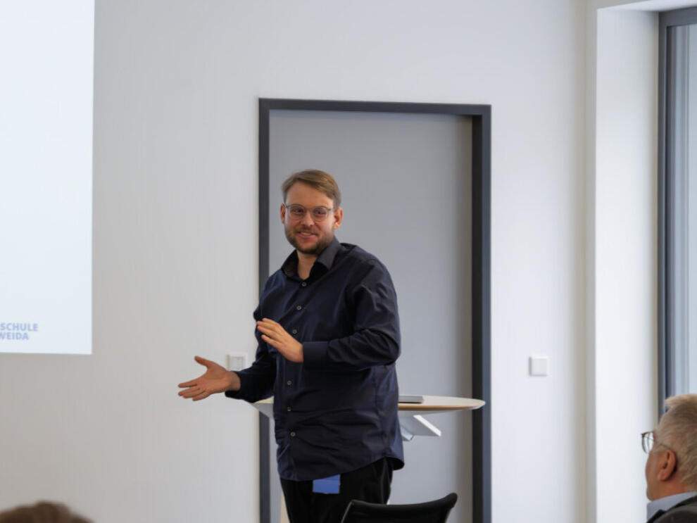 männliche Person beim Vortrag