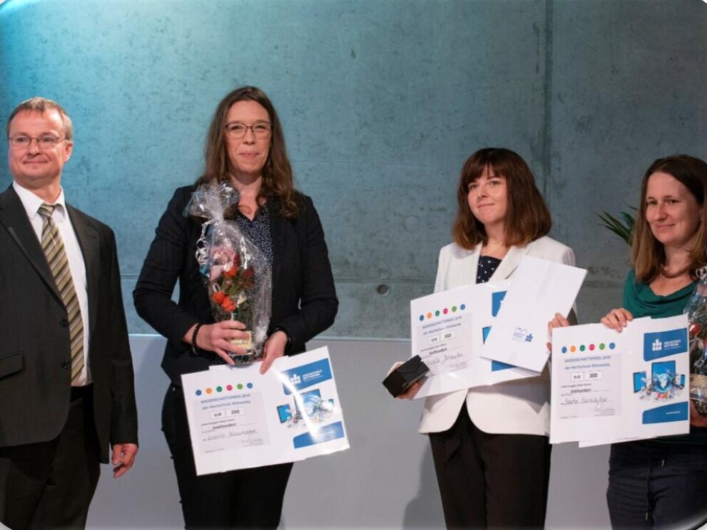 Vier Personen stehen nebeneinader