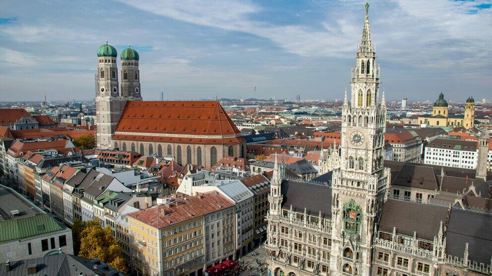 Panorama der Münchener Altstadt mit Rathaus und Frauenkirche.