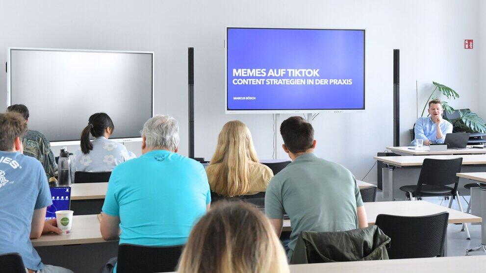 Marcus Bösch vor Studierenden im MediaTechSpace.