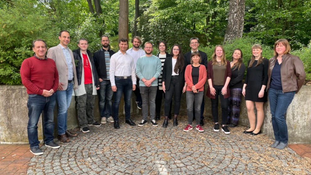 Eine Gruppe von Menschen schaut in die Kamera