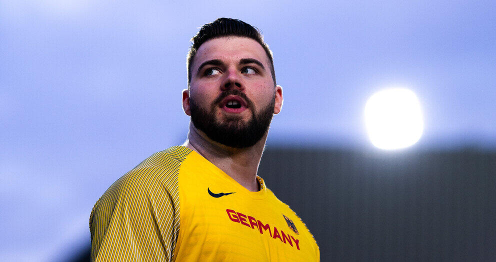 Ein Mann in gelbem T-Shirt mit Germany-Aufdruck.