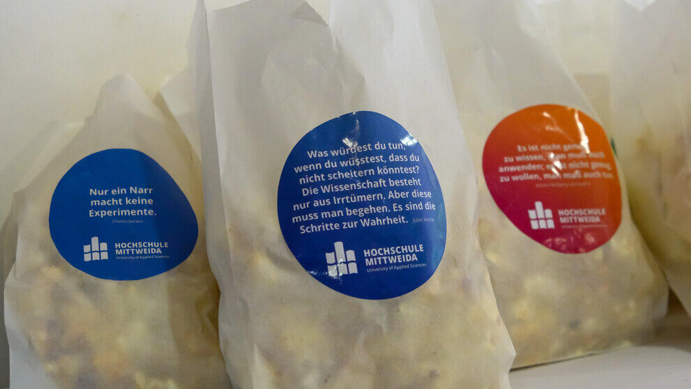 Tüten mit Popcorn