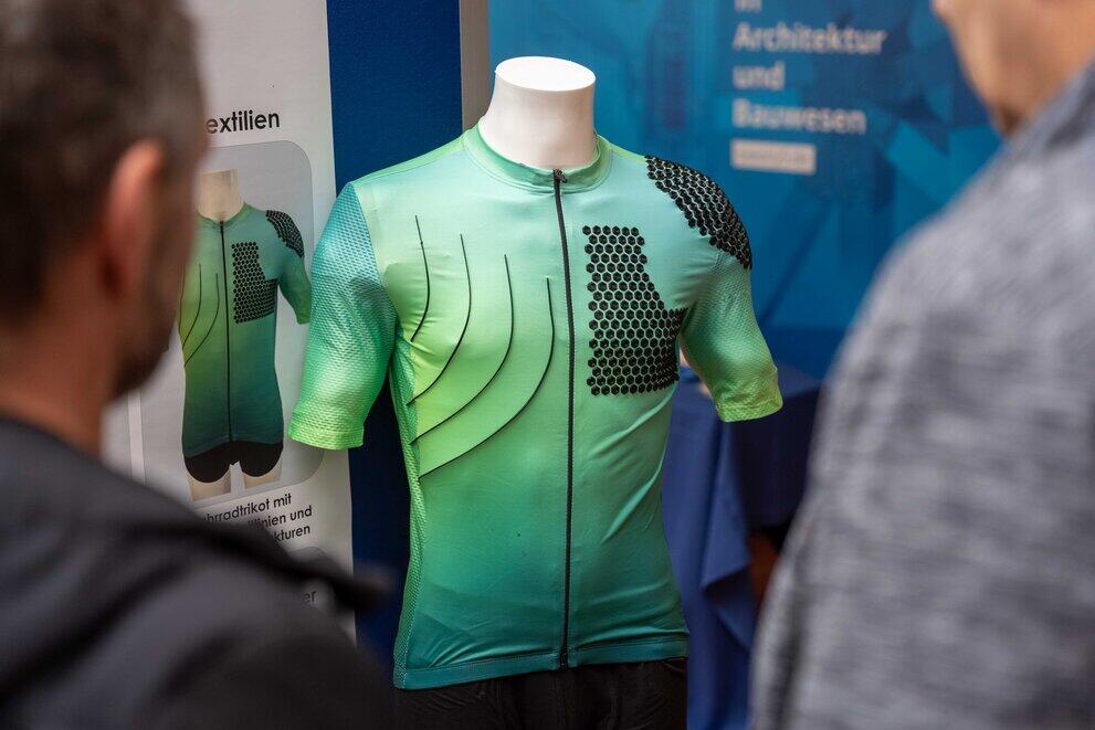 Blick auf ein mit Kunststoffwaben und verschiedenen Strukturen beschichtetes Shirt