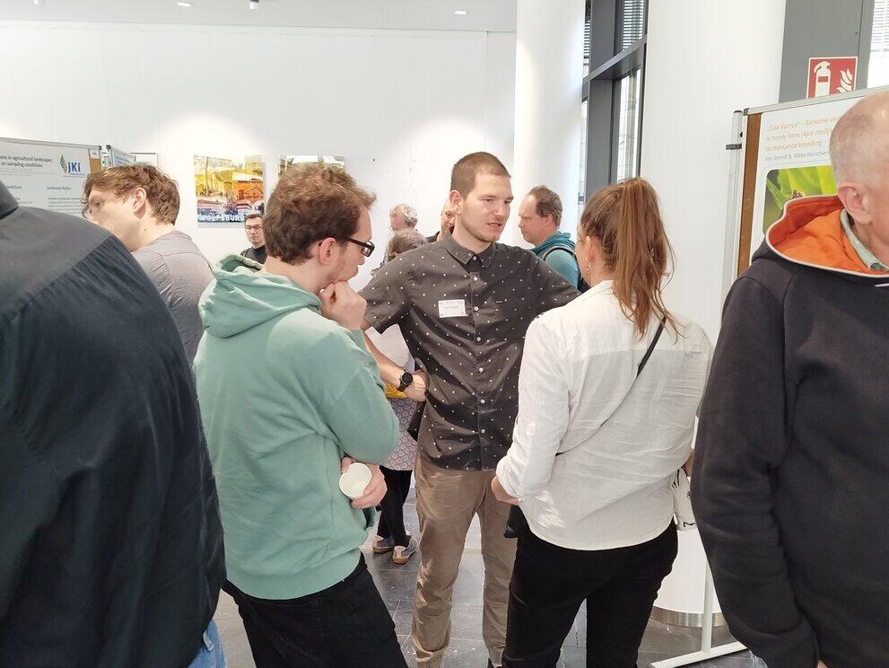 Personen stehen um eine erklärende Person