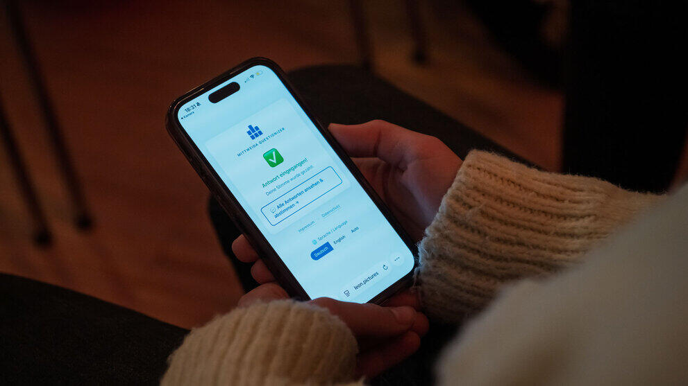 Blick auf ein Smartphone mit der Abstimmungs-App