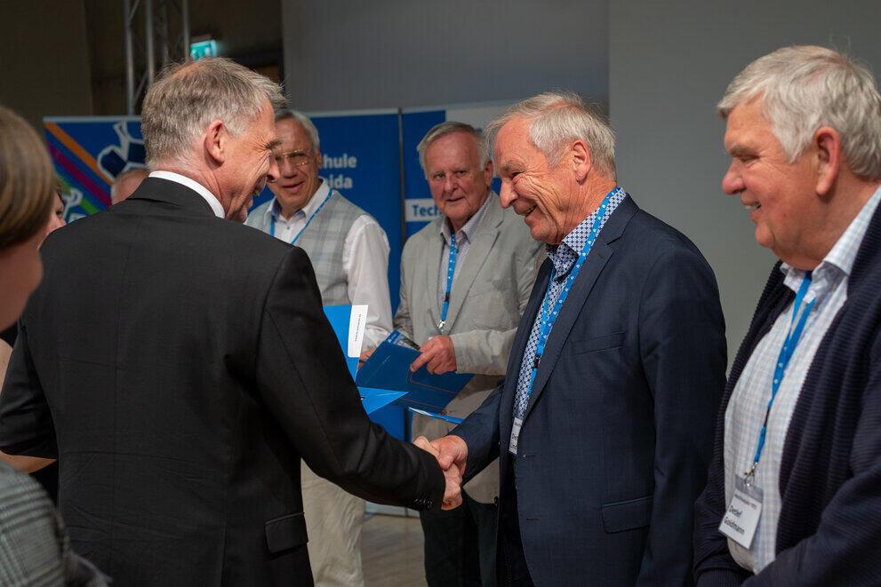 Rektor gratuliert Alumni zum Ehrendiplom