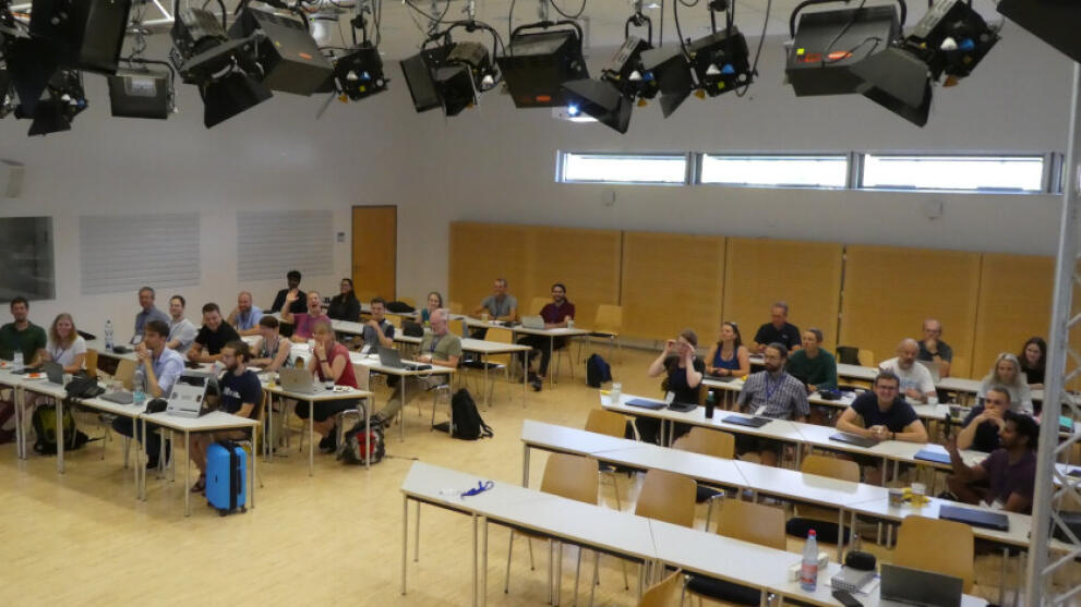 Blick in einen Seminarraum, die Personen sitzen an Tischen