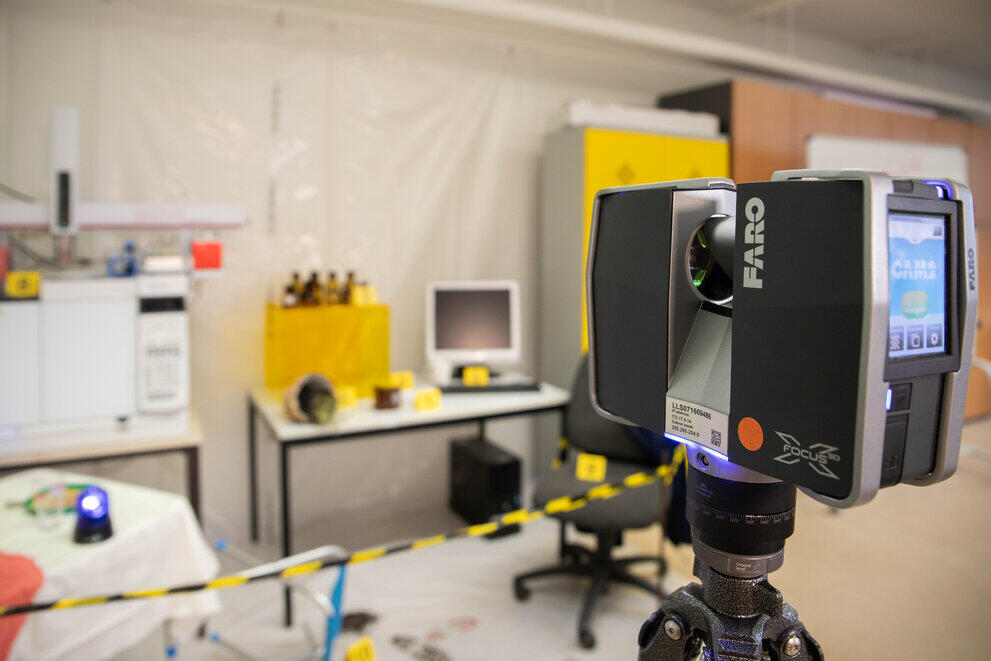 ein 3D-Scanner scannt einen Tatort ein.