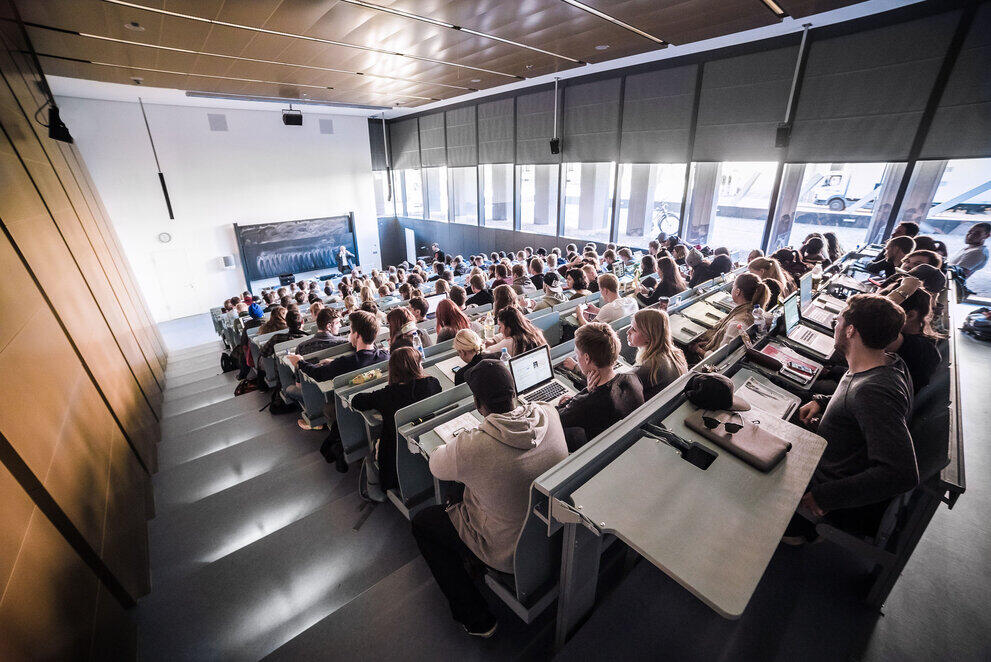 Studieninteressierte sitzen in einem Vortrag. Die Studienberatung erklärt, wie Studieren funktioniert.