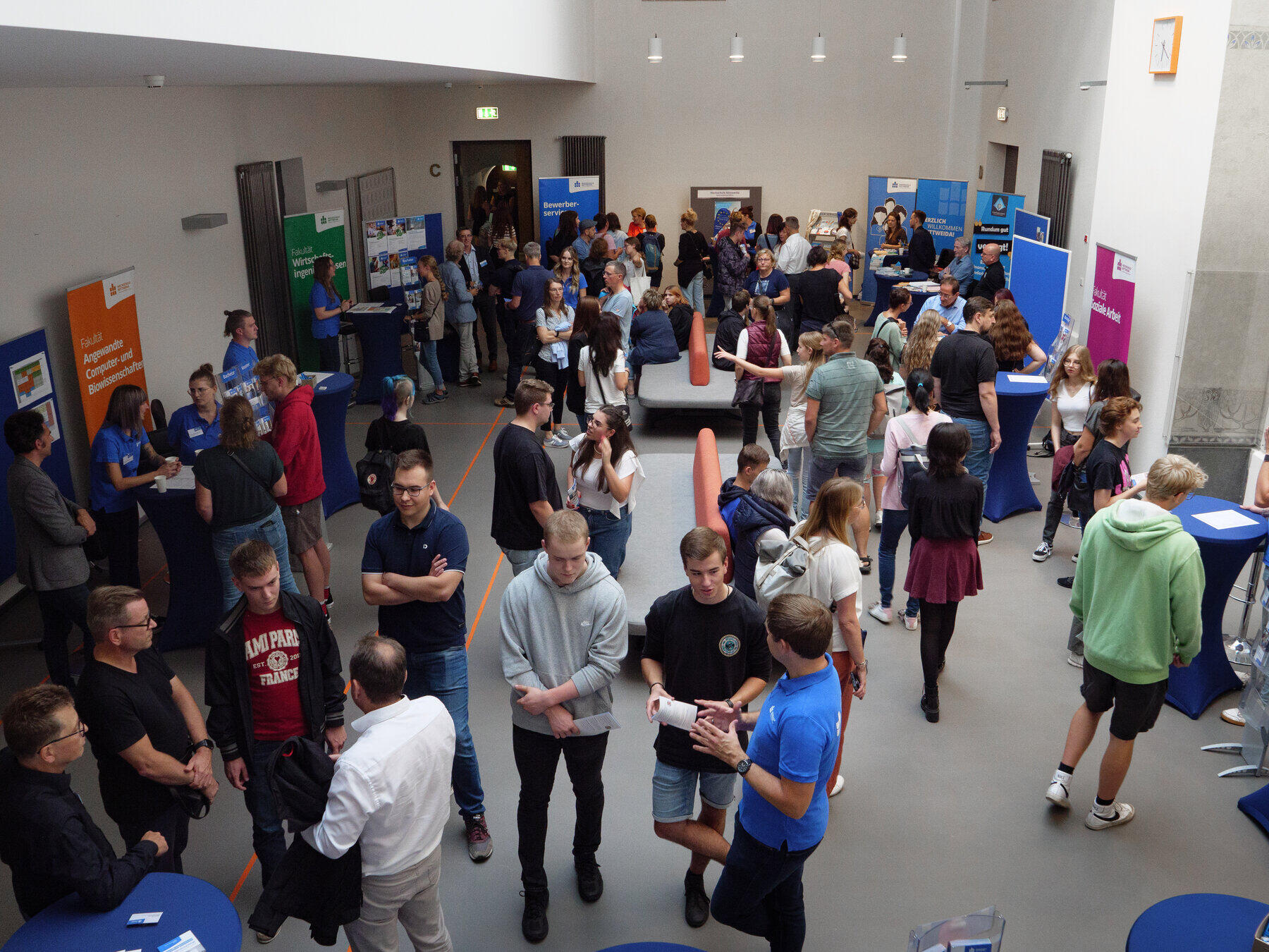 Studieninteressierte und Eltern besuchen den Studieninformationsabend im Hauptgebäude der Hochschule Mittweida.