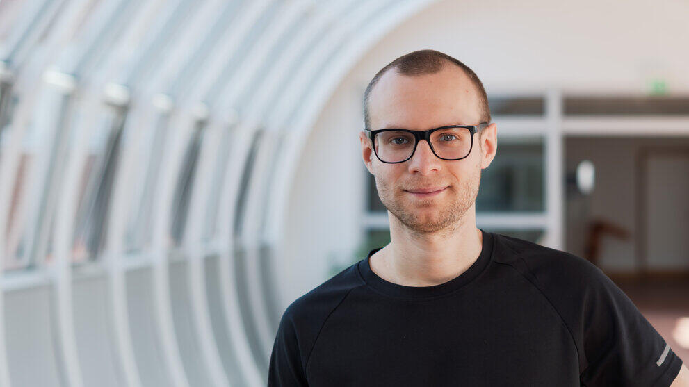 Portrait Florian G. Hechler in einem gewölbten Raum