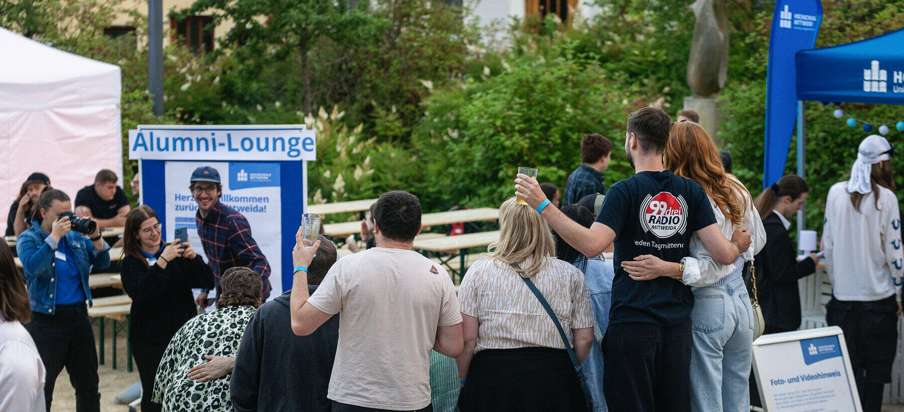 Alumnigruppe steht zusammen