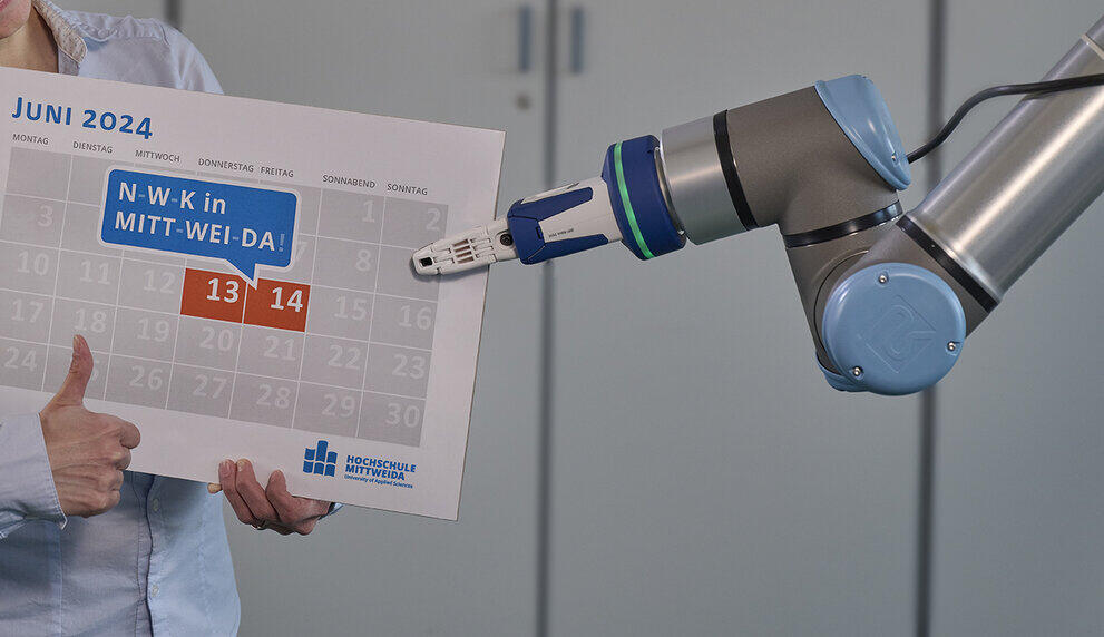 Roboterhand hält Kalender fest