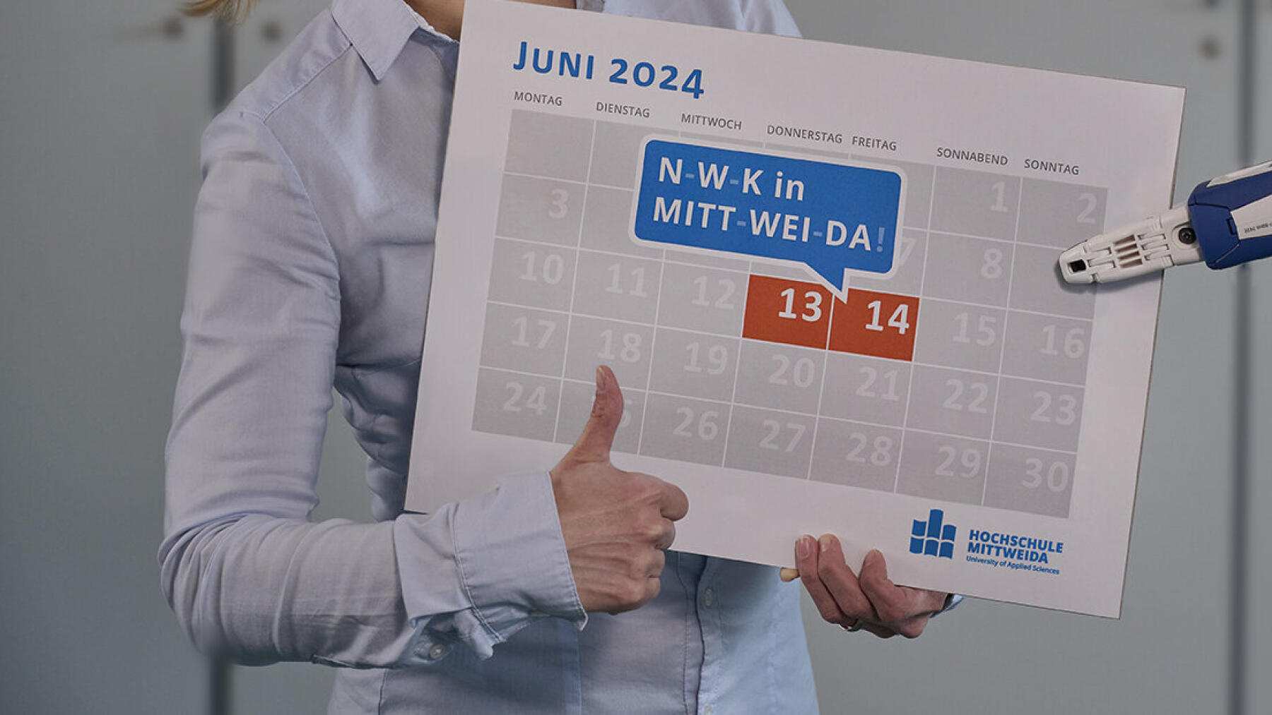 Roboterhand hält Kalender fest