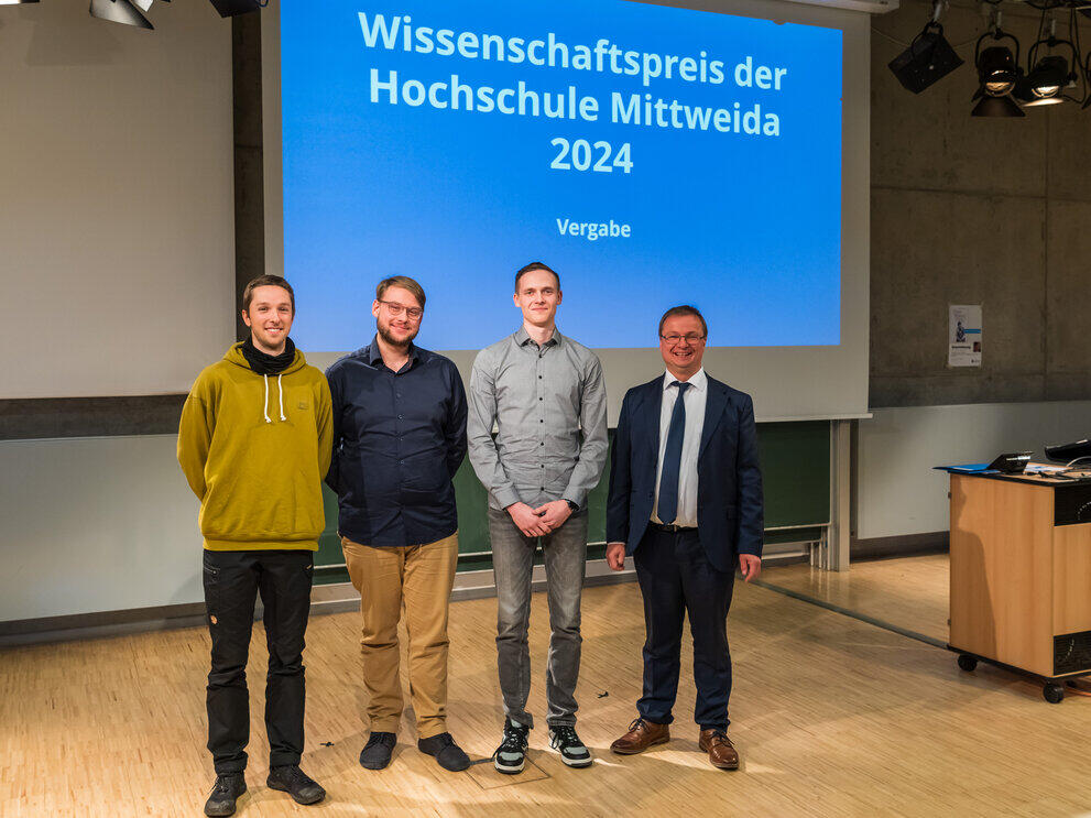 Vier Personen stehen nebeneinander