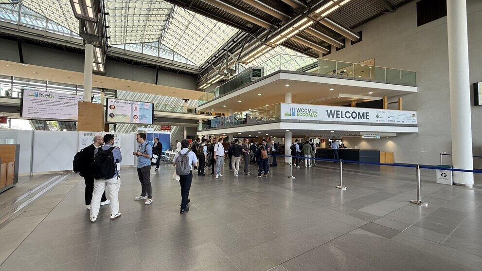 Personen stehen und laufen in einer Lobby