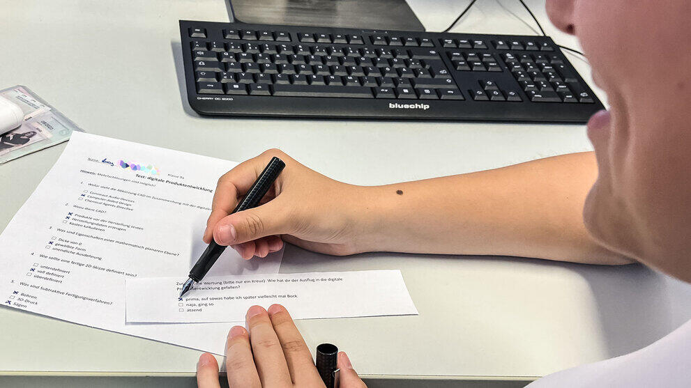 Schülerin füllt Testbogen aus