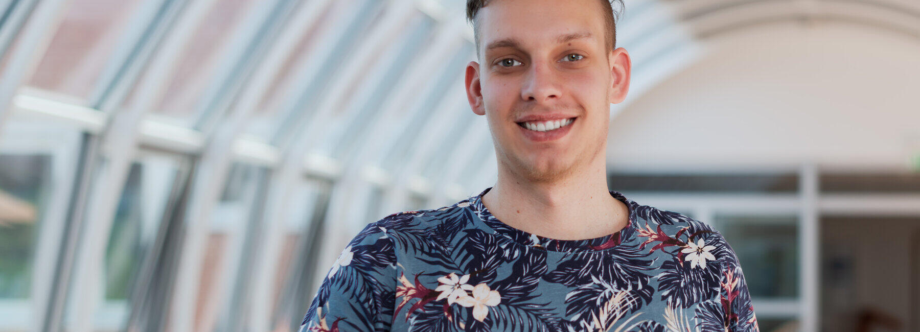 Portrait Fabian Jonas Müller in gewölbtem Raum