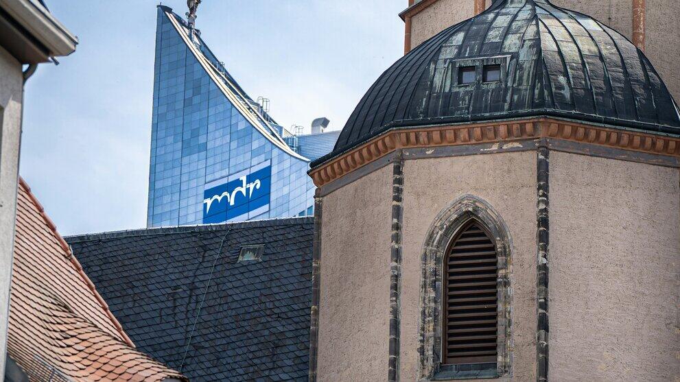 Blick auf das Leipziger MDR-Hochhaus mit Nicolai-Kirche im Vordergrund.