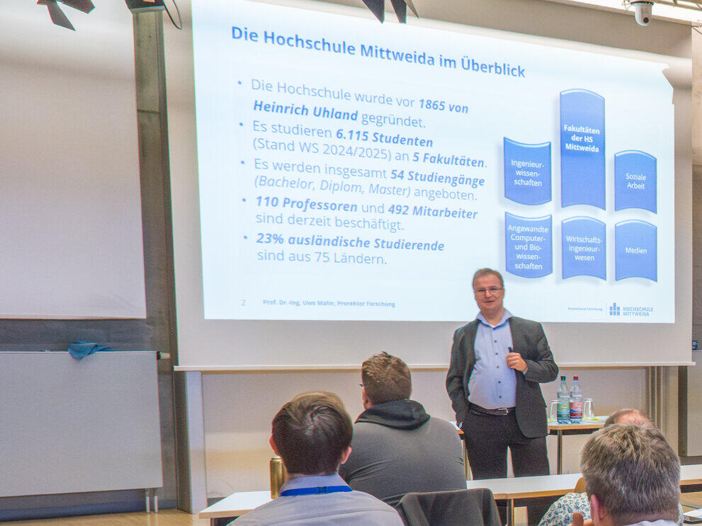 Person steht vor Präsentationswand