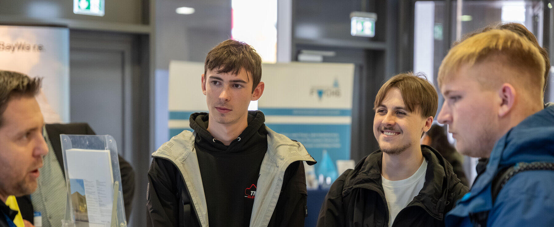 Gruppe Studierender informieren sich bei Wirtschaftsvertreter