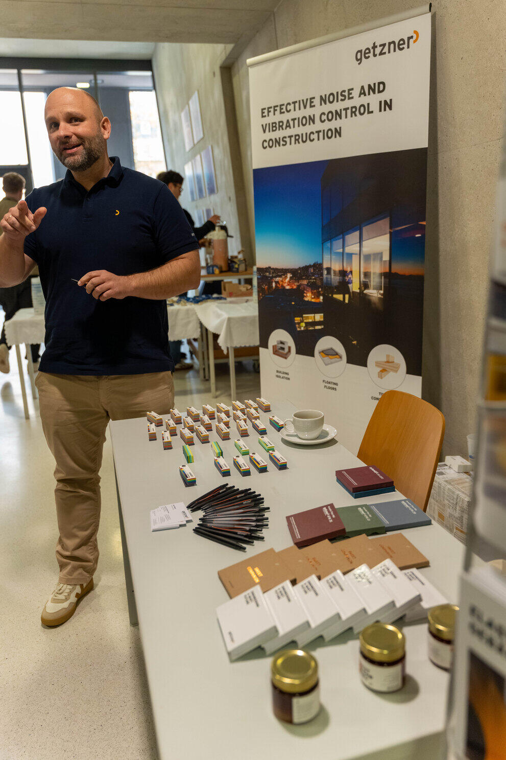 Männliche Person an einem Firmenstand