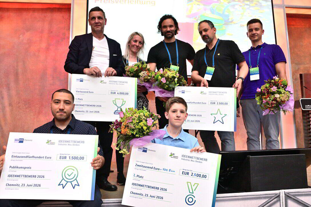 Gruppenbild, die Personen halten Blumen und Urkunden in den Händen