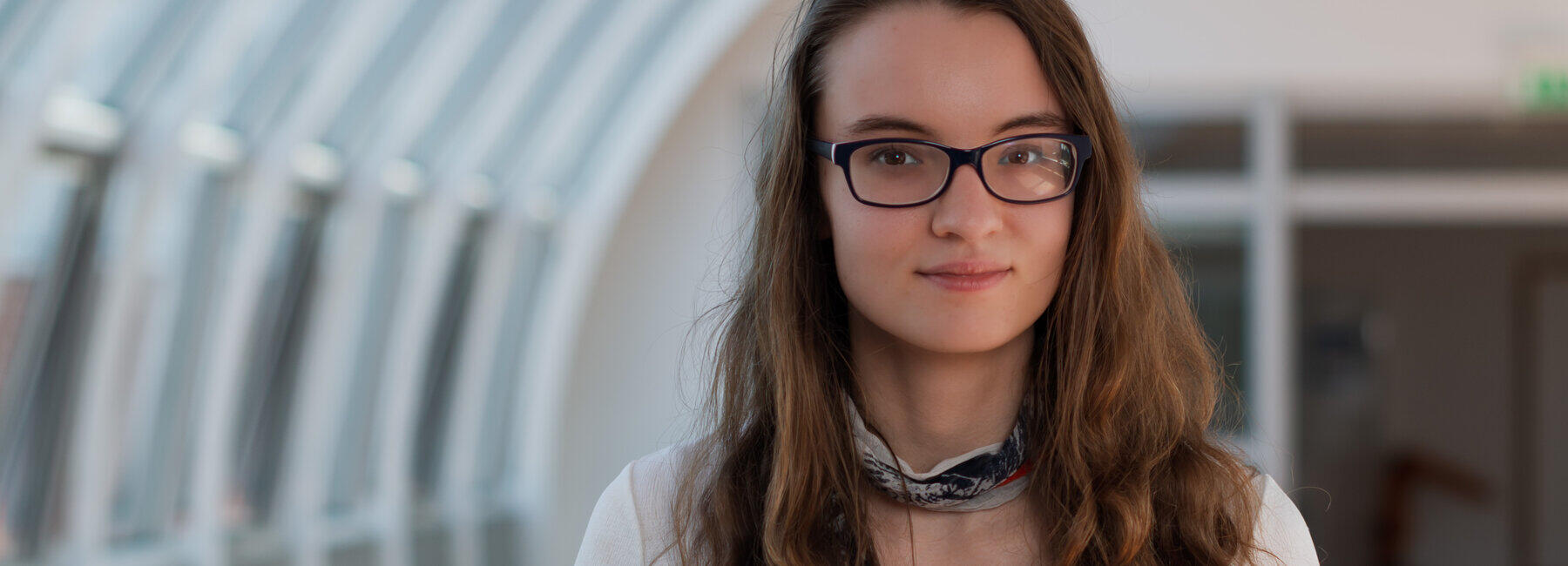 Portraitbild Emma-Luisa Richter in einem bogenformigen Raum