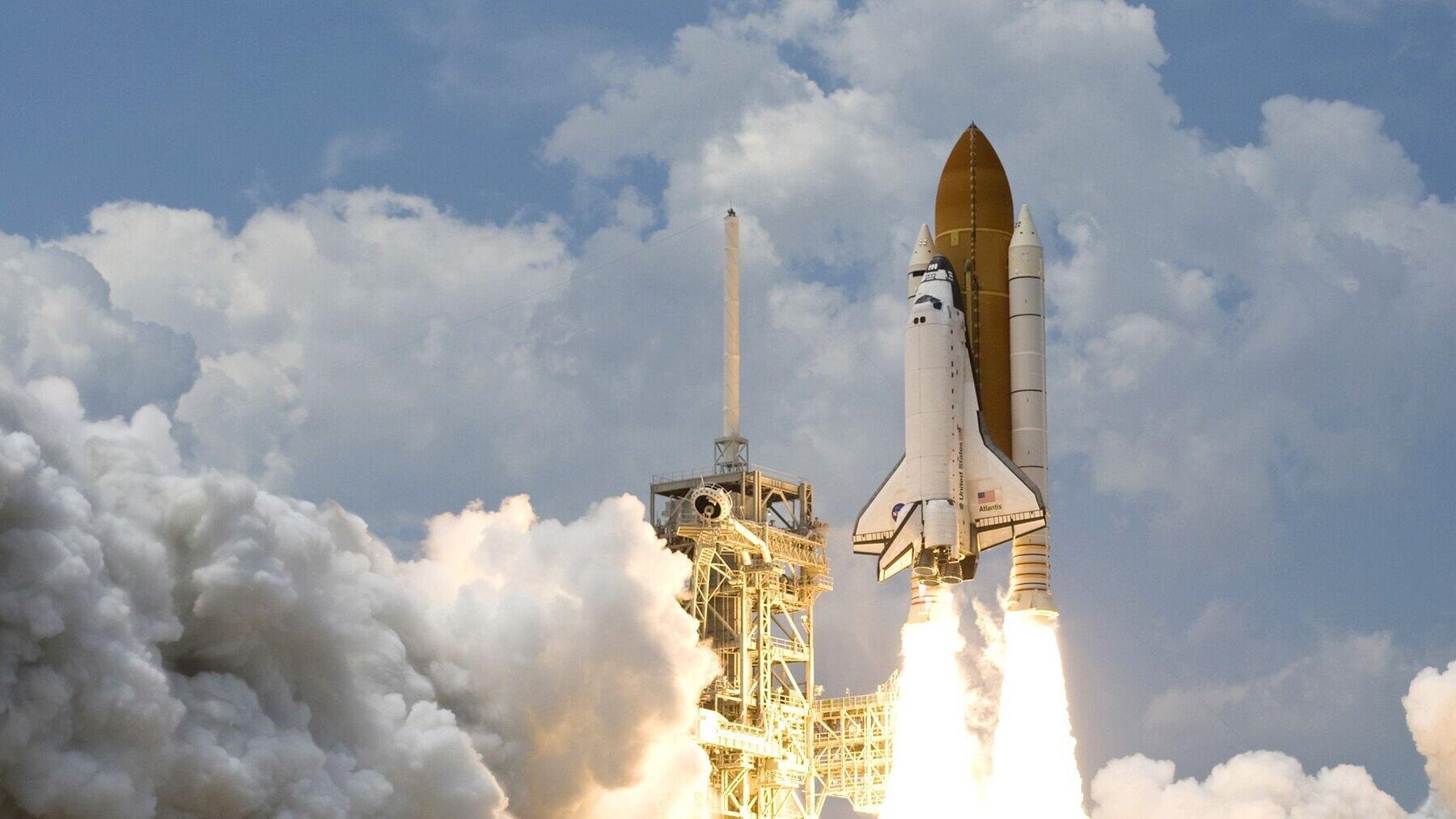 Eine Rakete hebt mit Trägerbooster und einem Feierschweif ab