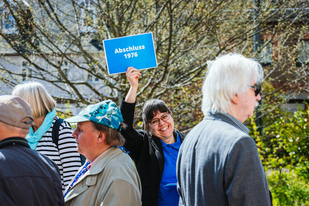 Personengruppe wartete auf Campustour unter freien Himmel