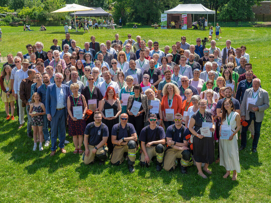Gruppenbild auf einer Wiese