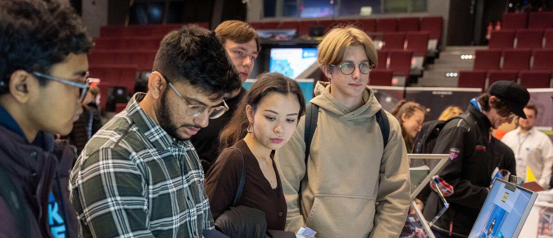Gruppe Studierender werden beraten