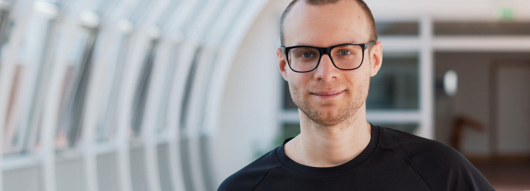 Portrait Florian G. Hechler in einem gewölbten Raum