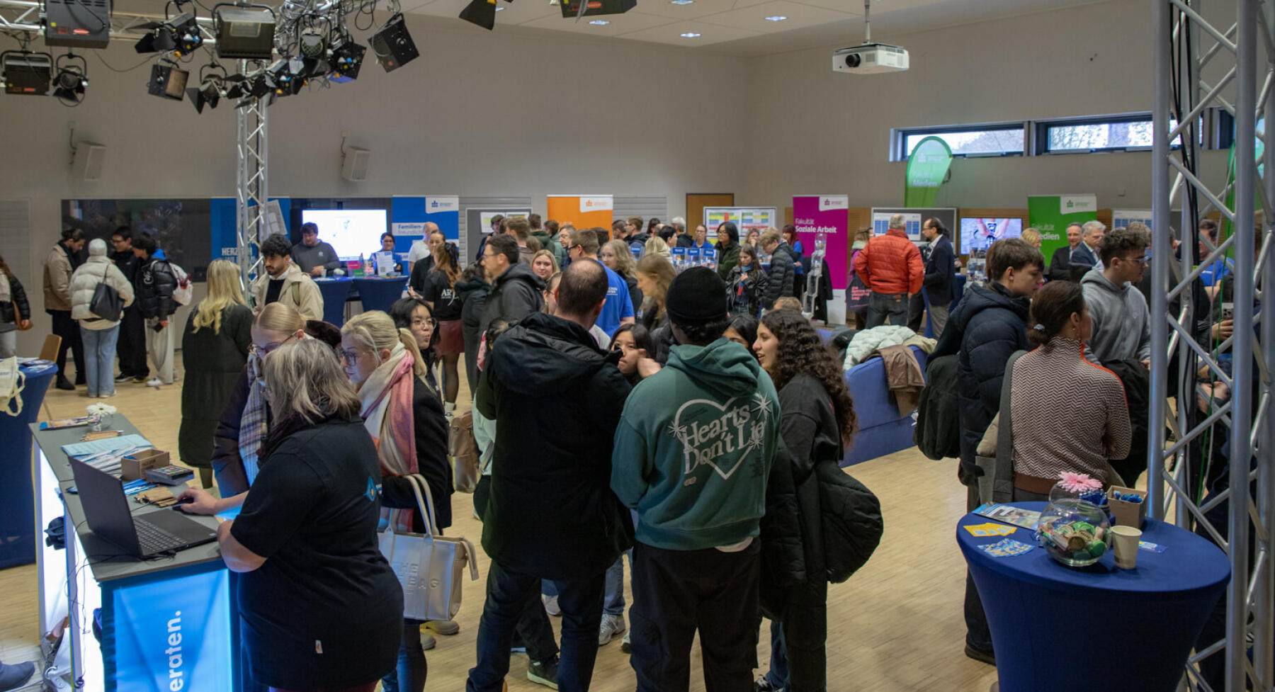 An Informationsständen werden Besuchende zum Studienangebot der Hochschule Mittweida beraten.