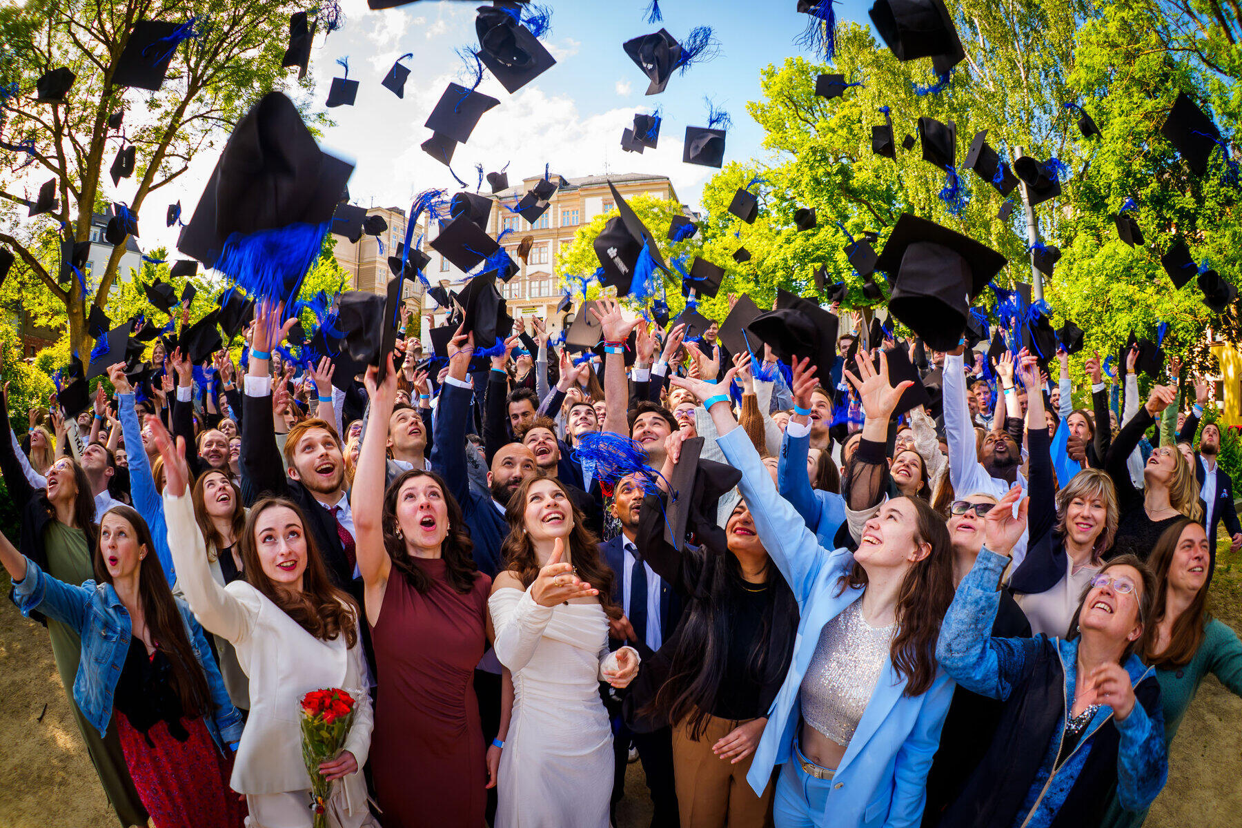 Gruppenfoto Alumni, Hüte werden in die Luft geworfen