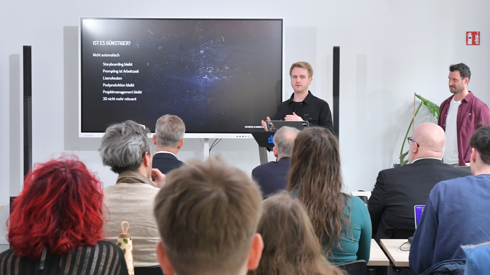 Robert Schröder giving a talk on AI in the TV series *In aller Freundschaft*