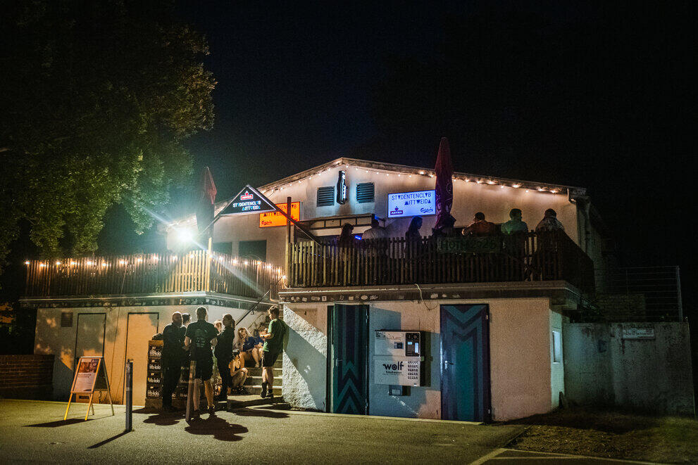 Studentenclub bei Nacht