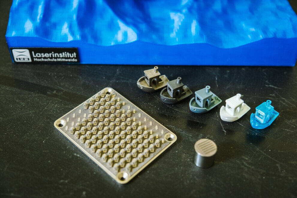 Kleine 3D-gedruckte Schiffe Zur Demonstration verschiedener additiver Verfahren.