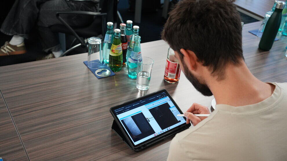 Teilnehmer sitzt am Tabelt