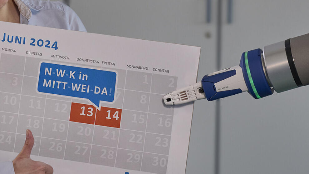 Roboterhand hält Kalender fest