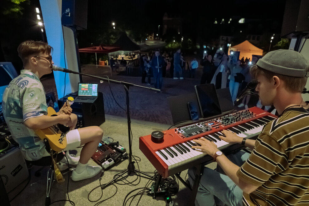 Musiker vor Haus 1 bei Nacht