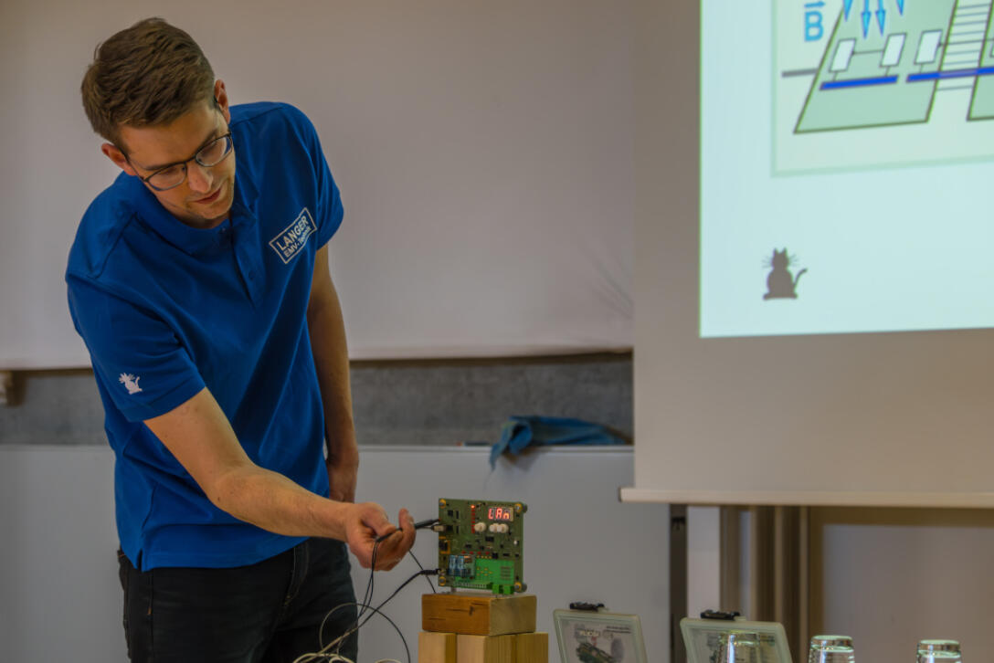Eine männliche Person vor einem elektronischen Aufbau