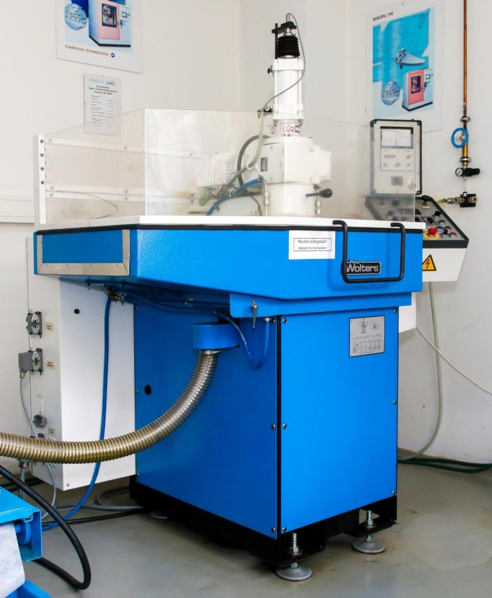 Lapping and fine-grinding machine