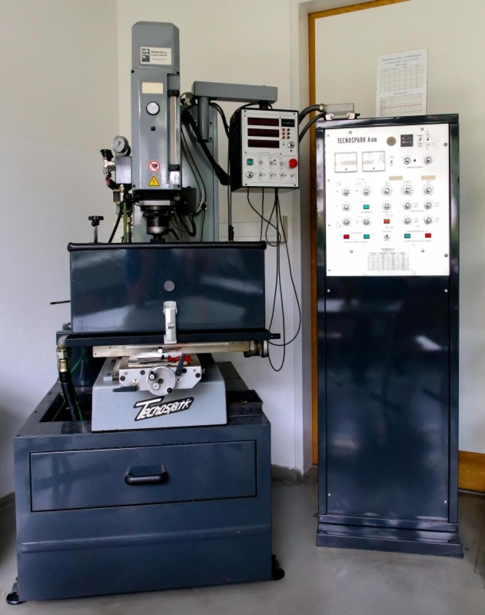 Die-sinking EDM machine
