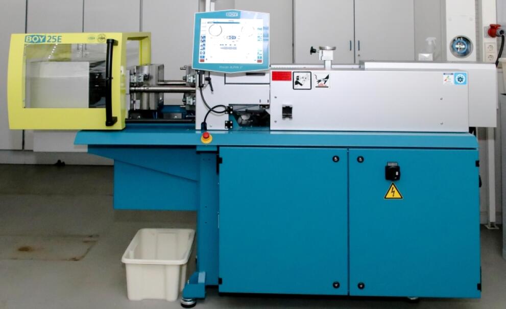 Plastic injection moulding machine